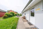 Fassade / Eingang - Ferienhaus "Wattkrabbe" Mellumplate 09 - Top-Hundeurlaub