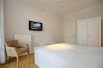 1. Schlafzimmer mit TV - Wohnung 01 - Top-Hundeurlaub
