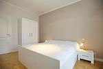 1. Schlafzimmer mit Doppelbett und Kleiderschrank - Wohnung 01 - Top-Hundeurlaub