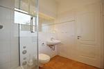 Duschbad mit Waschbecken und WC - Wohnung 01 - Top-Hundeurlaub