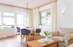 Essen am runden Tisch in der Wohnung Jungnamen Sand 01 - Haus Jungnamen Sand Whg. 1 - Top-Hundeurlaub