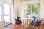 Essen am runden Tisch in der Wohnung Jungnamen Sand 01 - Haus Jungnamen Sand Whg. 1 - Top-Hundeurlaub