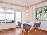 Essen am  runden Tisch in der Wohnung Jungnamen Sand 01 - Haus Jungnamen Sand Whg. 1 - Top-Hundeurlaub