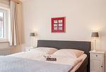 Schlafzimmer mit Doppelbett in der Wohnung Jungnamen Sand 01 - Haus Jungnamen Sand Whg. 1 - Top-Hundeurlaub