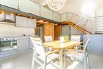 mit Treppe in die Galerie zum Wohnbereich - Sassnitz - Ferienwohnung 2 im Appartementhaus Hafenriff - Top-Hundeurlaub