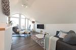 Wohnbereich mit Sitzgelegenheit und Flatscreen TV - NordseeResort Friesland 38 - Top-Hundeurlaub