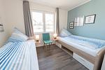 Schlafzimmer mit zwei Einzelbetten - NordseeResort Friesland 38 - Top-Hundeurlaub