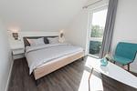 Schlafzimmer mit Doppelbett - NordseeResort Friesland 38 - Top-Hundeurlaub