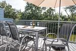 Balkon mit Gartenmöbeln am Wasser - NordseeResort Friesland 38 - Top-Hundeurlaub