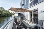 Balkon mit Gartenmöbeln - NordseeResort Friesland 38 - Top-Hundeurlaub