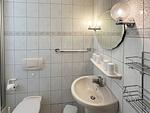 Badezimmer in der Ferienwohnung Üüs Aran 4 in Süddorf auf Amrum - Ferienwohnung *Üüs Aran 4* - Top-Hundeurlaub