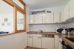 Küche mit Durchreiche zum Essbereich - Wohnung Haron - Top-Hundeurlaub