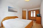 Schlafzimmer mit Kleiderschrank - Wohnung Haron - Top-Hundeurlaub