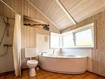 Badezimmer mit Dusche und WC - Ferienhaus 04 - Top-Hundeurlaub