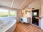 Badezimmer mit Zugang zur Sauna - Ferienhaus 04 - Top-Hundeurlaub