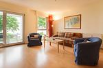 Wohnbereich mit Schlafcouch und offener Küche - Appartementhaus Victoria - WE C 09 - Seepanorama - Top-Hundeurlaub