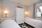 erstes Schlafzimmer mit Einzelbetten und Kleiderschrank - Haus 41d - Top-Hundeurlaub