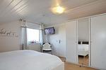 zweites Schlafzimmer mit Doppelbett, Kleiderschrank und TV - Haus 41d - Top-Hundeurlaub