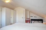 zweites Schlafzimmer mit Kinderbett und Kinderhochstuhl - Haus 41d - Top-Hundeurlaub