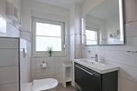 Badezimmer mit Waschbecken und WC - Haus 41d - Top-Hundeurlaub