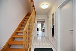 Treppenaufgang zum Obergeschoss im Eingangsbereich - Haus 41d - Top-Hundeurlaub