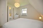 1. Schlafzimmer mit Doppelbett und Kleiderschrank - Reethaus 15a - Top-Hundeurlaub