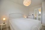 2. Schlafzimmer mit Doppelbett und Kleiderschrank - Reethaus 15a - Top-Hundeurlaub