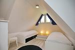 3. Schlafzimmer mit Einzelbetten im Dachgeschoss - Reethaus 15a - Top-Hundeurlaub