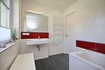 Badezimmer mit Waschbecken und Handtuchwärmer - Reethaus 15a - Top-Hundeurlaub