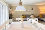 Essbereich mit Blick ins Wohnzimmer - Reethaus 15a - Top-Hundeurlaub