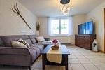 Wohnzimmer mit TV - Ferienwohnung im Landmannsheim - Top-Hundeurlaub