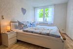 Schlafzimmer mit Doppelbett - Ferienwohnung im Landmannsheim - Top-Hundeurlaub