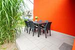 Terrasse mit Tisch und Bestuhlung - Ferienwohnung im Landmannsheim - Top-Hundeurlaub