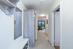 Eingangsbereich mit Schrank und Blick zum Wohnzimmer - Wohnung 05-2 - Top-Hundeurlaub