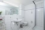 Badezimmer mit Dusche, WC und Waschbecken - Wohnung 05-2 - Top-Hundeurlaub