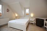 Wohnzimmer mit Doppelbett - Wohnung 10 - Top-Hundeurlaub