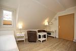 Wohnzimmer mit Doppelbett und Sitzgruppe - Wohnung 10 - Top-Hundeurlaub