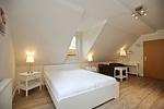 Wohnzimmer mit Doppelbett - Wohnung 10 - Top-Hundeurlaub