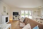 Wohnzimmer mit Sitzecke und Blick zu Terrasse - Reethaus 15b - Top-Hundeurlaub