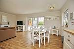 Esstisch mit Blick zur Terrasse - Reethaus 15b - Top-Hundeurlaub