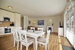 Esstisch mit Blick auf Küche und Terrasse - Reethaus 15b - Top-Hundeurlaub