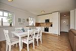 Wohnzimmer mit Blick zur Eingangstür - Reethaus 15b - Top-Hundeurlaub