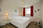 1. Schlafzimmer mit Doppelbett - Reethaus 15b - Top-Hundeurlaub