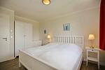 1. Schlafzimmer mit Doppelbett und Kleiderschrank - Reethaus 15b - Top-Hundeurlaub