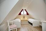 3. Schlafzimmer mit Einzelbetten im Dachgeschoss - Reethaus 15b - Top-Hundeurlaub