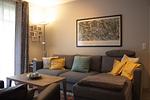 Wohnbereich mit großen Fenstern - Wohnung 06 - Top-Hundeurlaub