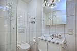 Duschbad mit Waschbecken und WC - Wohnung 06 - Top-Hundeurlaub
