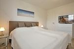 1. Schlafzimmer mit Doppelbett und TV - Reethaus 08b - Top-Hundeurlaub