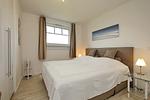 1. Schlafzimmer mit Blick zum Fenster - Reethaus 08b - Top-Hundeurlaub