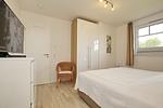 1. Schlafzimmer mit Schrank - Reethaus 08b - Top-Hundeurlaub